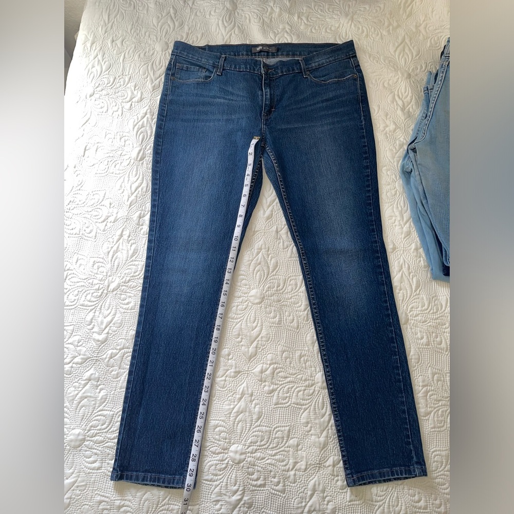 Women Levi’s 524 jeans size 17